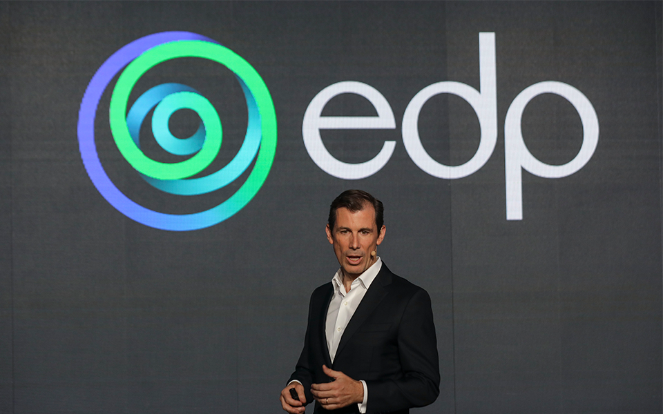 comparativo de investimentos em energia renovável vs transmissão